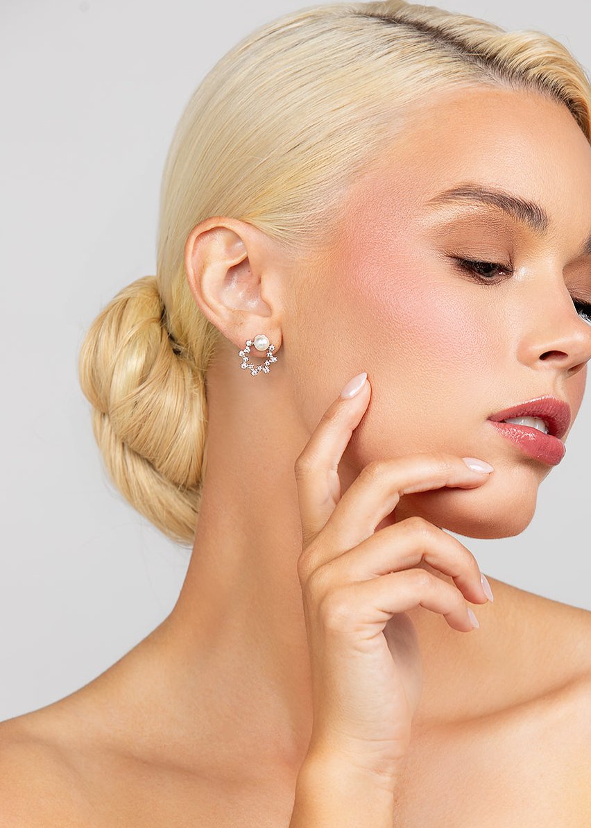 Quest earrings by Ariel Taub ā Sterling silver open circle stud earrings adorned with a 6mm Austrian pearl and sparkling cubic zirconia crystals. Modern and versatile design available in silver or gold, perfect for weddings, bridal looks, or everyday elegance. Luxury jewelry for any occasion, crafted with precision and timeless style