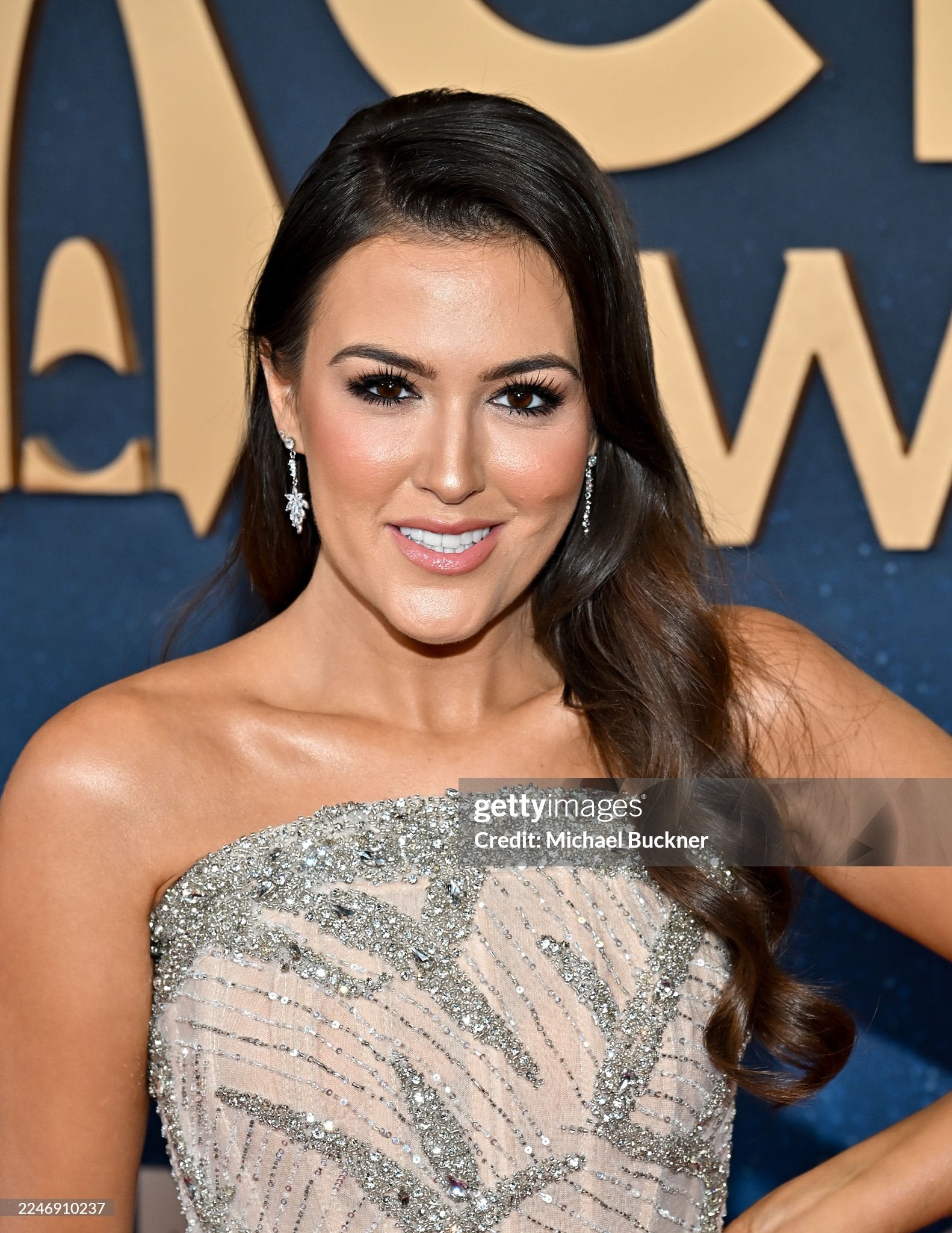 Cassie DiLaura Shines at the 59th Annual CMA Awards in Ariel Taub’s ‘Nora Earrings’
