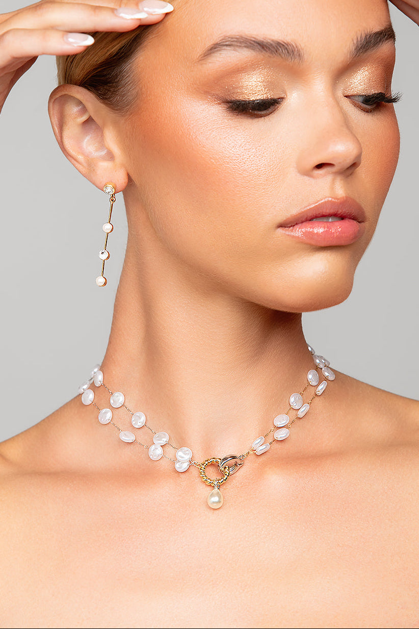 Model wearing Très Chic pearl choker necklace and Tori earrings