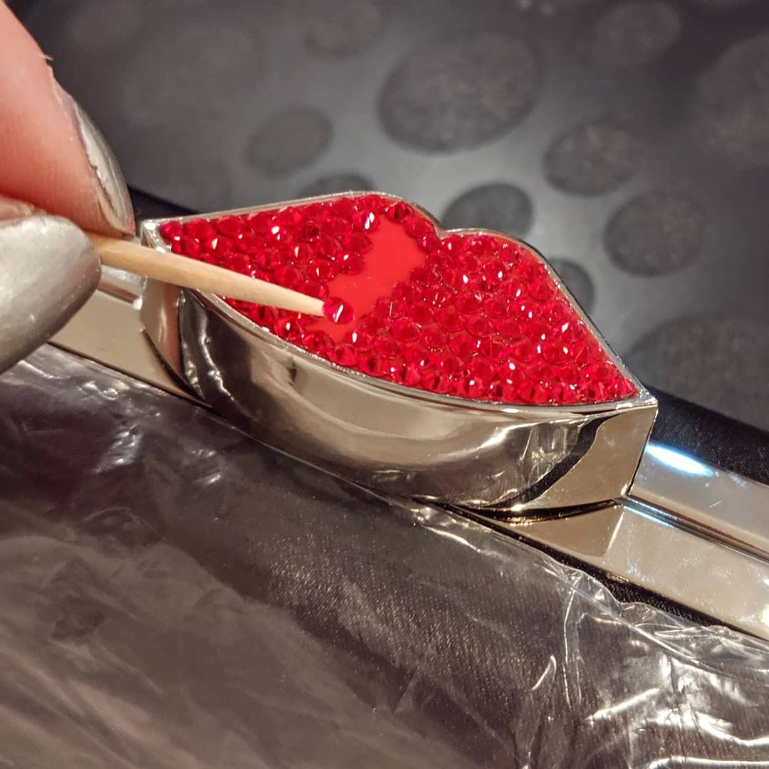 Crystalling by hand the Frenchy love clutch with red Austrian crystals