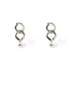 Silver version of the Serena earrings featuring sculptural chain links and a classic pearl drop.