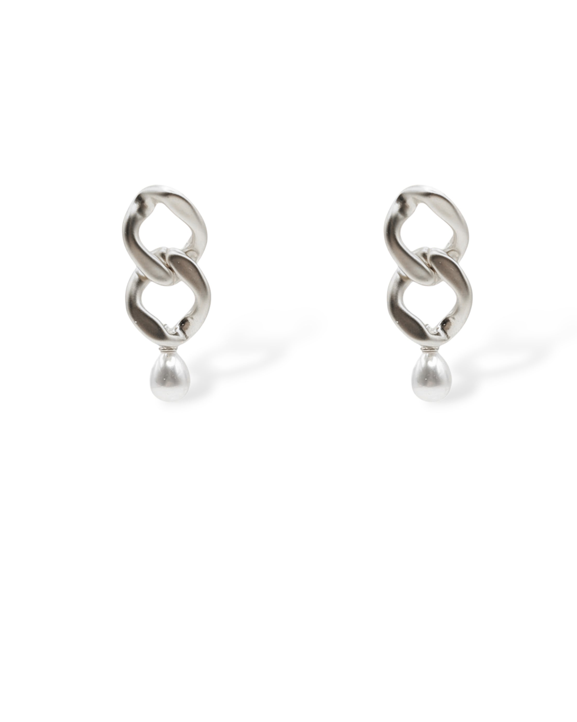 Silver version of the Serena earrings featuring sculptural chain links and a classic pearl drop.
